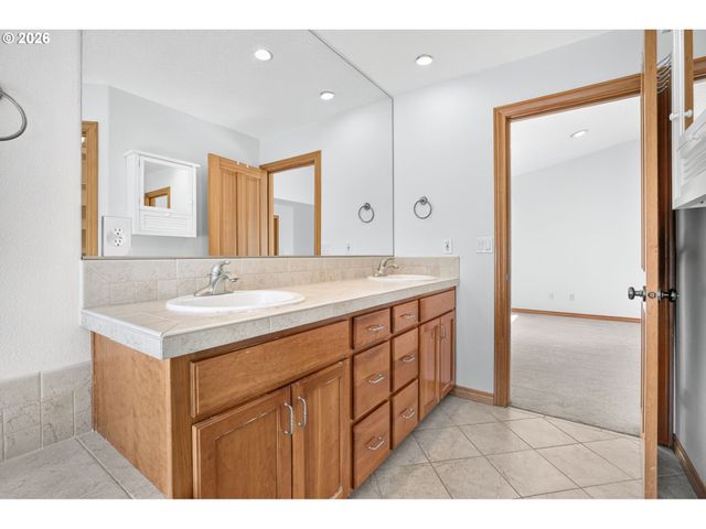 8311 Sw 43RD Ave, Portland, OR 97219