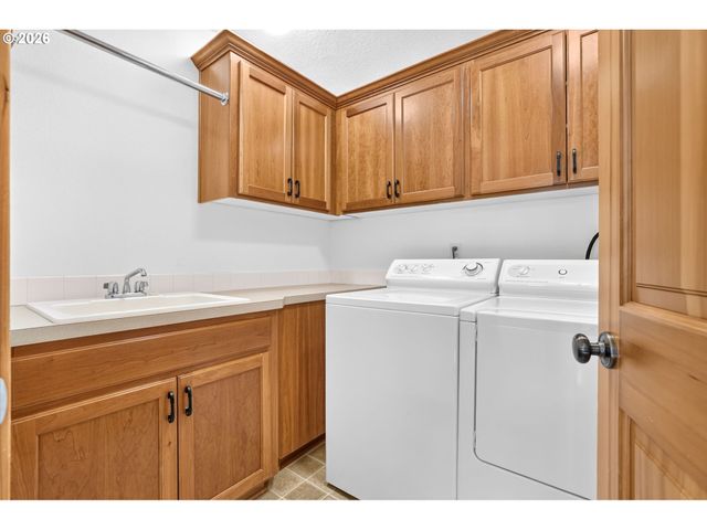 8311 Sw 43RD Ave, Portland, OR 97219
