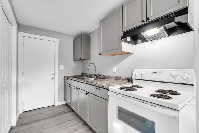 2338 N Lyon Avenue, Springfield, MO 65803