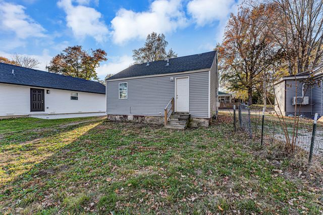 2338 N Lyon Avenue, Springfield, MO 65803