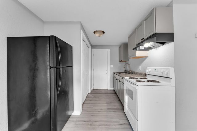 2338 N Lyon Avenue, Springfield, MO 65803