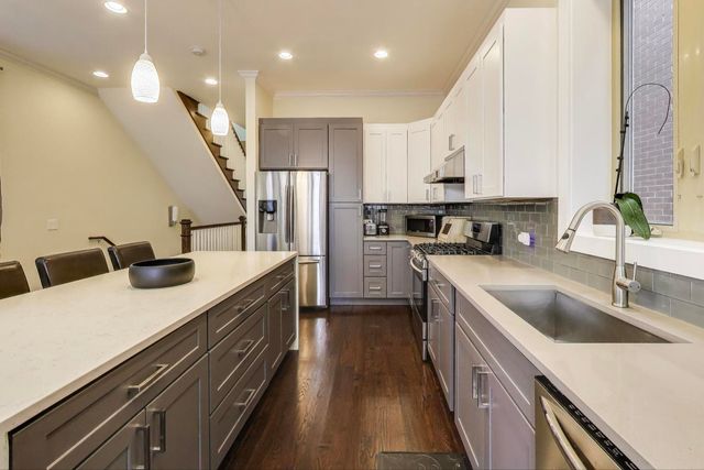 1045 W 34th Place, Chicago, IL 60608