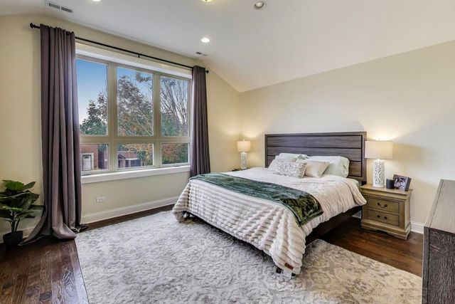 1045 W 34th Place, Chicago, IL 60608