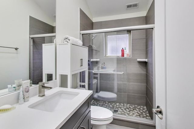 1045 W 34th Place, Chicago, IL 60608