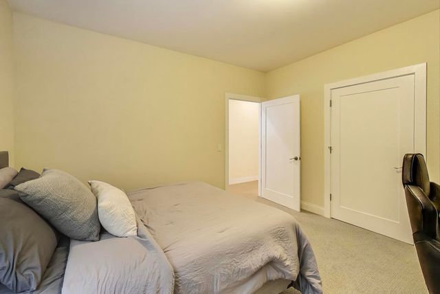 1045 W 34th Place, Chicago, IL 60608