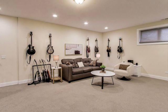 1045 W 34th Place, Chicago, IL 60608