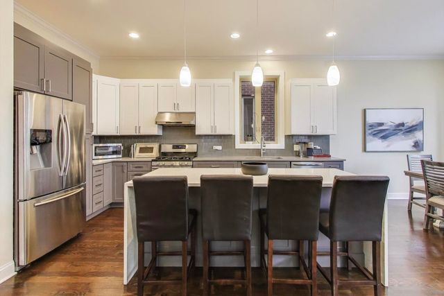 1045 W 34th Place, Chicago, IL 60608