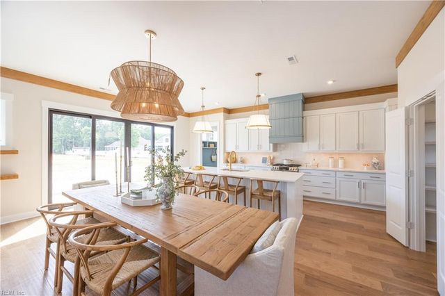 377 Scotland LN, Chesapeake, VA 23320