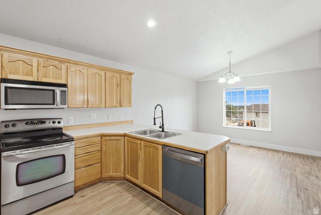 1424 N SPRING MOUNTAIN DR, Springville, UT 84663