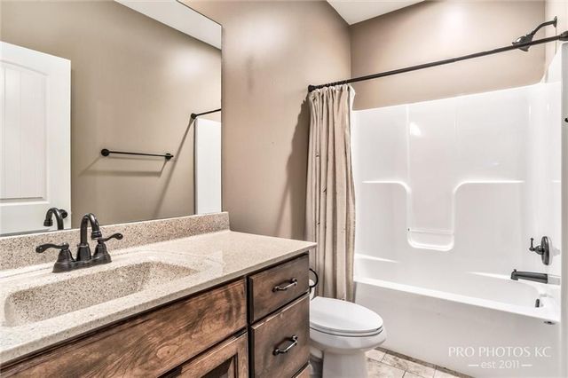 2003 Creek View Lane, Raymore, MO 64083