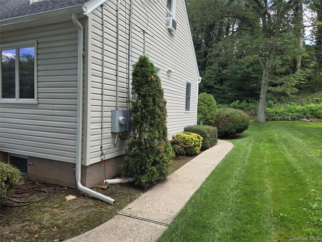 10 Irving Drive, Woodbury, NY 11797