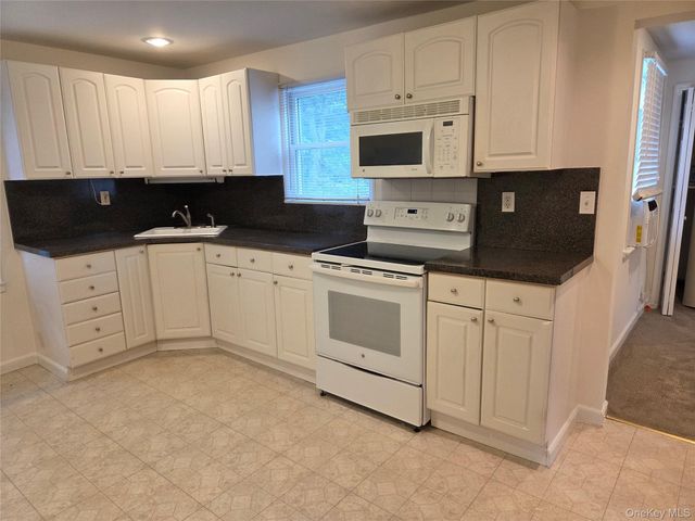10 Irving Drive, Woodbury, NY 11797