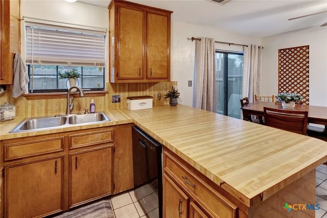 111 Glenmore Street, Victoria, TX 77904