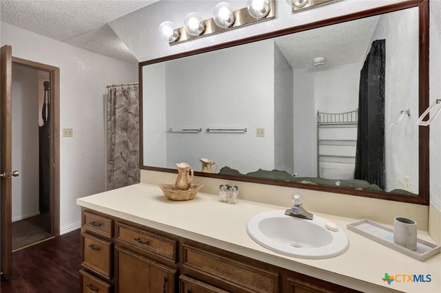 111 Glenmore Street, Victoria, TX 77904