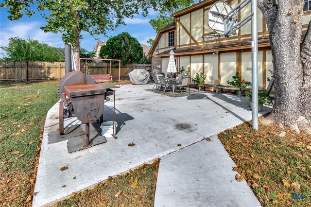 111 Glenmore Street, Victoria, TX 77904