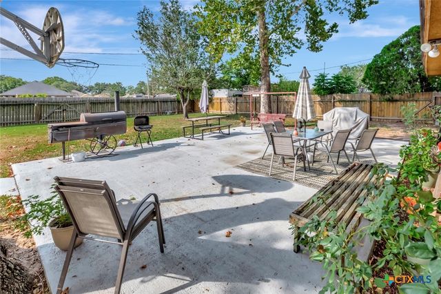 111 Glenmore Street, Victoria, TX 77904