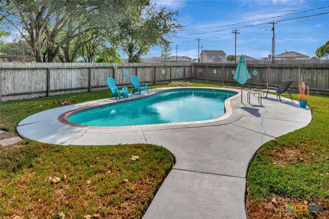 111 Glenmore Street, Victoria, TX 77904