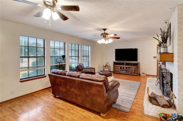 111 Glenmore Street, Victoria, TX 77904