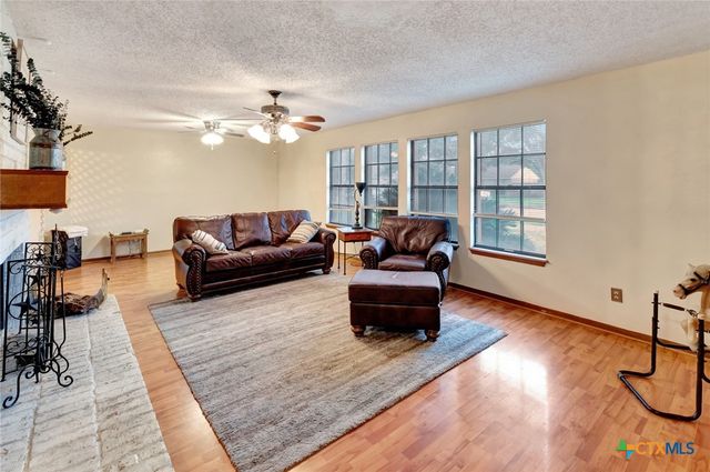 111 Glenmore Street, Victoria, TX 77904