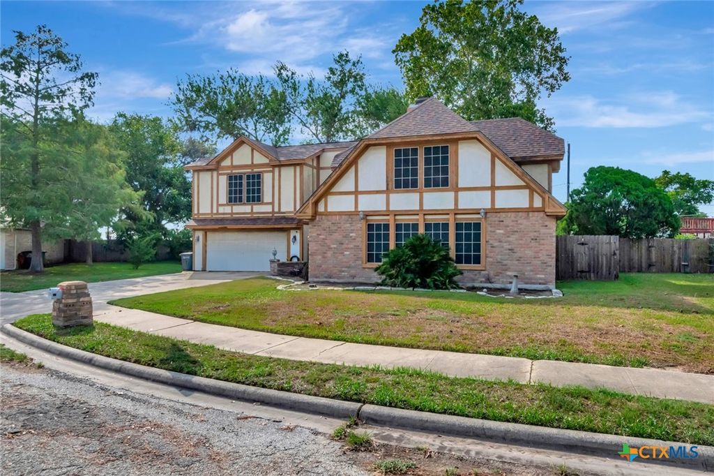 111 Glenmore Street, Victoria, TX 77904