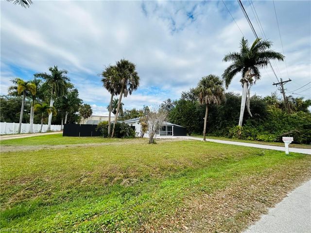 48 W North Shore AVE, North Fort Myers, FL 33903