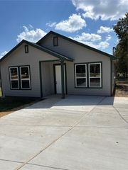 328 E Norway Street, Walnut Springs, TX 76690