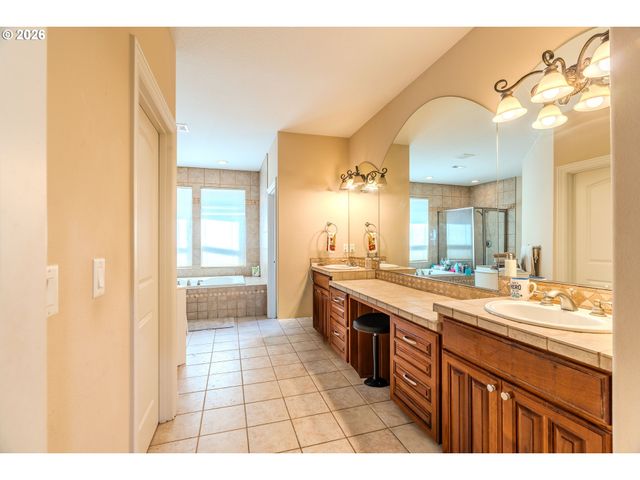 13743 Se CLAREMONT St, Happy Valley, OR 97086