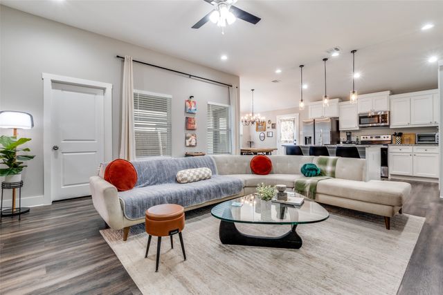 634 Bethpage Avenue, Dallas, TX 75217