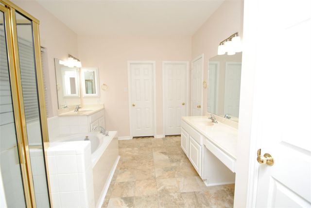 611 Woodcastle Bend, Houston, TX 77094