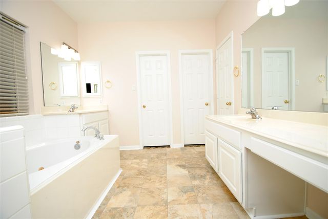 611 Woodcastle Bend, Houston, TX 77094