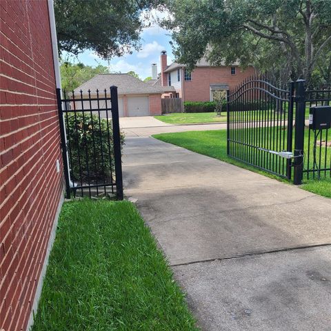 611 Woodcastle Bend, Houston, TX 77094