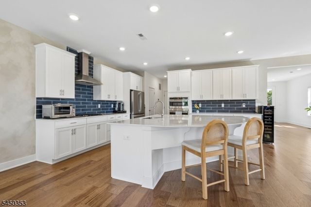 99 Ventura Dr, East Hanover Twp., NJ 07936