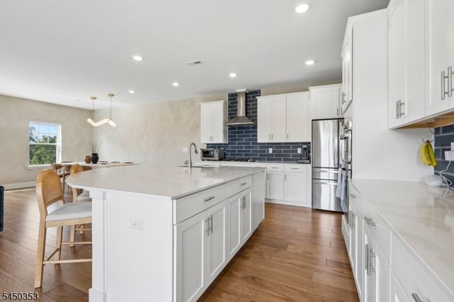 99 Ventura Dr, East Hanover Twp., NJ 07936
