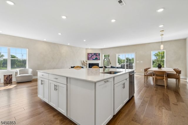 99 Ventura Dr, East Hanover Twp., NJ 07936