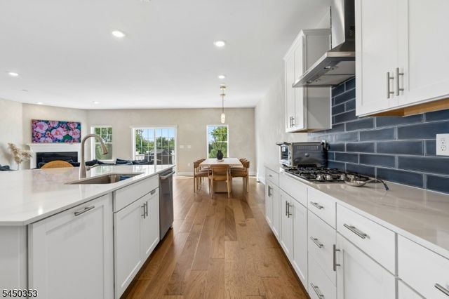 99 Ventura Dr, East Hanover Twp., NJ 07936