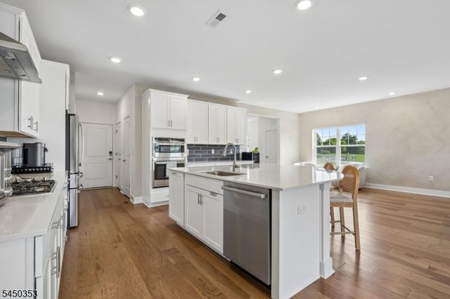 99 Ventura Dr, East Hanover Twp., NJ 07936