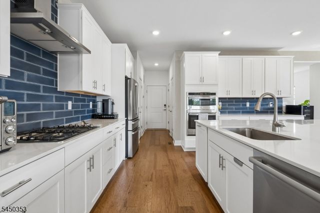 99 Ventura Dr, East Hanover Twp., NJ 07936