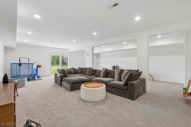 99 Ventura Dr, East Hanover Twp., NJ 07936