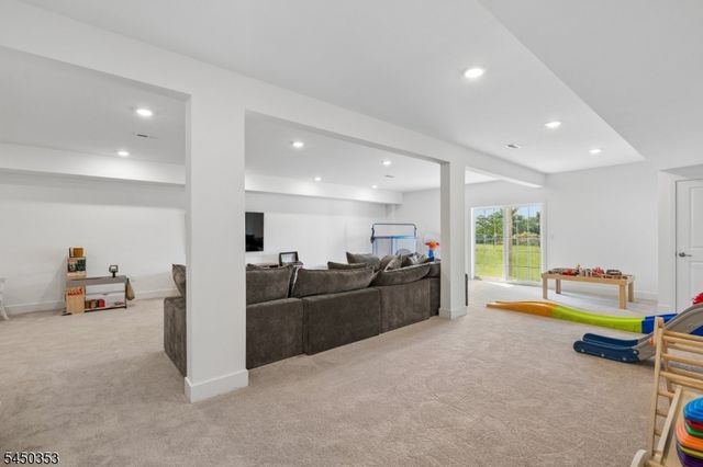 99 Ventura Dr, East Hanover Twp., NJ 07936