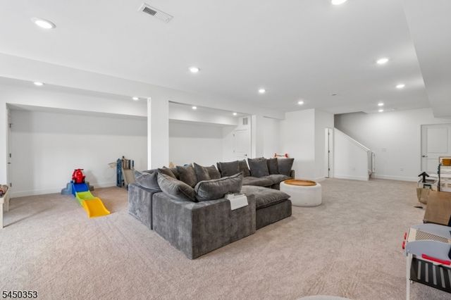 99 Ventura Dr, East Hanover Twp., NJ 07936