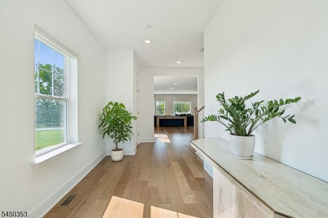 99 Ventura Dr, East Hanover Twp., NJ 07936