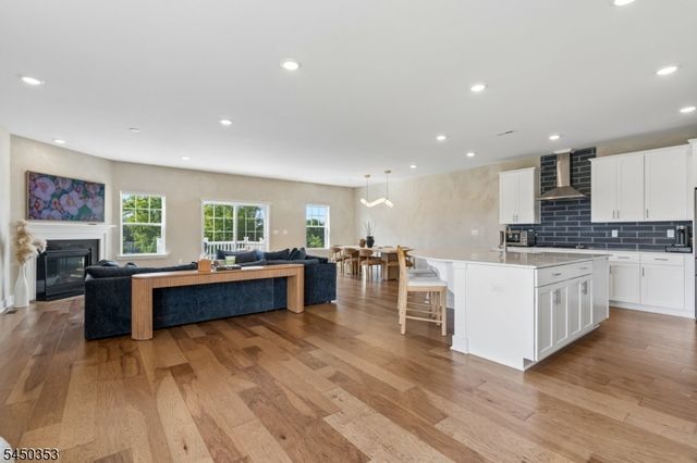 99 Ventura Dr, East Hanover Twp., NJ 07936