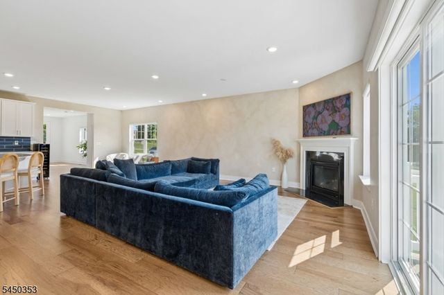 99 Ventura Dr, East Hanover Twp., NJ 07936