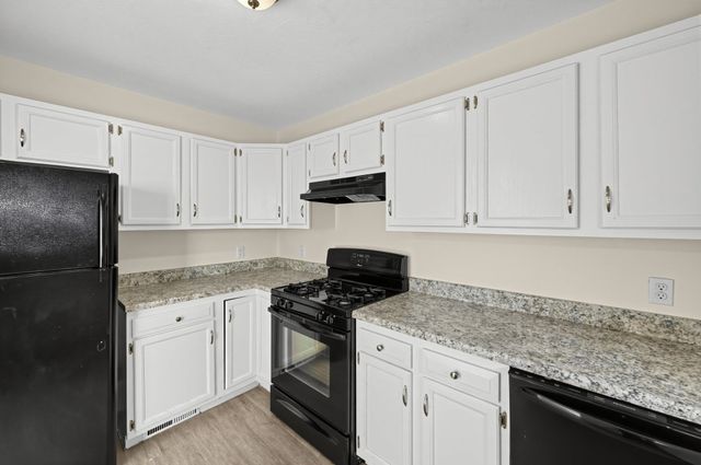 8 Mahogany Run 8, Leominster, MA 01453