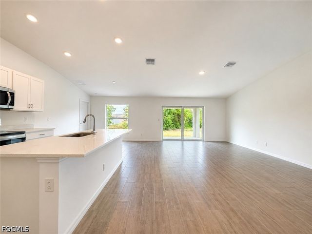 2925 NE 6th AVE, Cape Coral, FL 33909