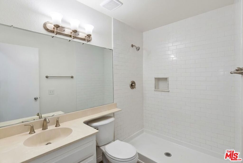 Image 15 of property listing at 20111 Leadwell Street 3, Winnetka, CA 91306