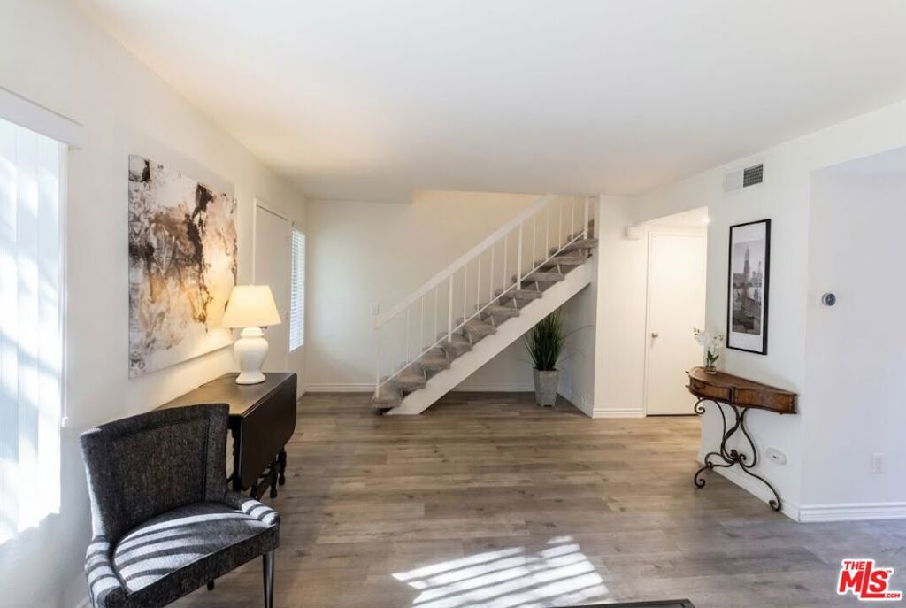 Image 6 of property listing at 20111 Leadwell Street 3, Winnetka, CA 91306