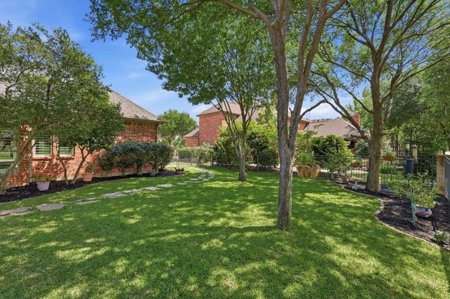 8980 Crockett Drive, Lantana, TX 76226