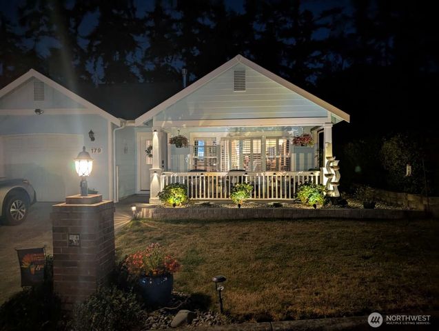 179 NW 12th Court, Oak Harbor, WA 98277