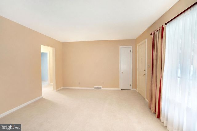 8164 SPRUCE DR, Harrisburg, PA 17111